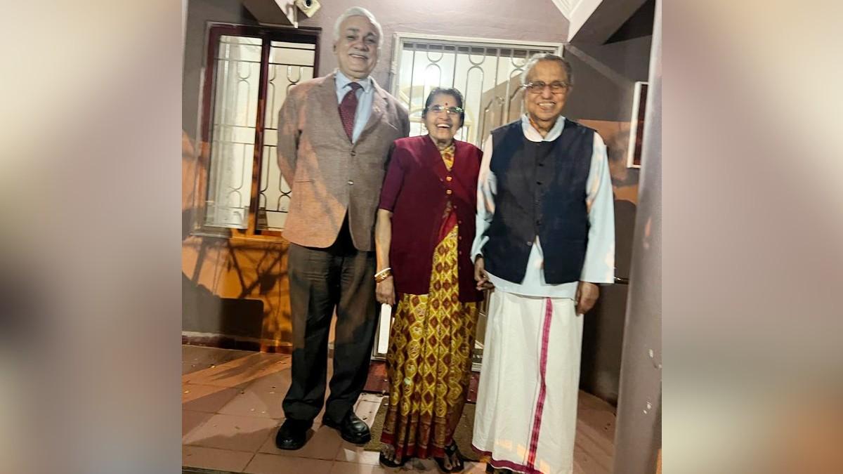 IAS दुर्गा शंकर मिश्रा प्रोफेसर राजारमन और धर्मा आंटी के साथ.