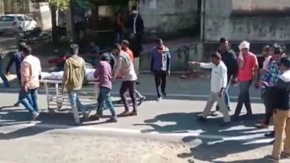 सांकेतिक तस्वीरपत्नी से अवैध संबंध का था शक, दोस्त को घर बुलाकर सीने में दाग दी गोली महाराष्ट्र के नागपुर में एक हिस्ट्रीशीटर ने पत्नी से अवैध संबंध के शक में अपने ही दोस्त की हत्या कर दी और शव को घर में छोड़कर फरार हो गया. आरोपी ने दोस्त को अपने घर बुलाया और फिर उसके सीने में दो गोली मार दी. मौके पर ही शख्स की मौत हो गई. सांकेतिक तस्वीरपत्नी से अवैध संबंध का था शक, दोस्त को घर बुलाकर सीने में दाग दी गोली
महाराष्ट्र के नागपुर में एक हिस्ट्रीशीटर ने पत्नी से अवैध संबंध के शक में अपने ही दोस्त की हत्या कर दी और शव को घर में छोड़कर फरार हो गया. आरोपी ने दोस्त को अपने घर बुलाया और फिर उसके सीने में दो गोली मार दी. मौके पर ही शख्स की मौत हो गई.