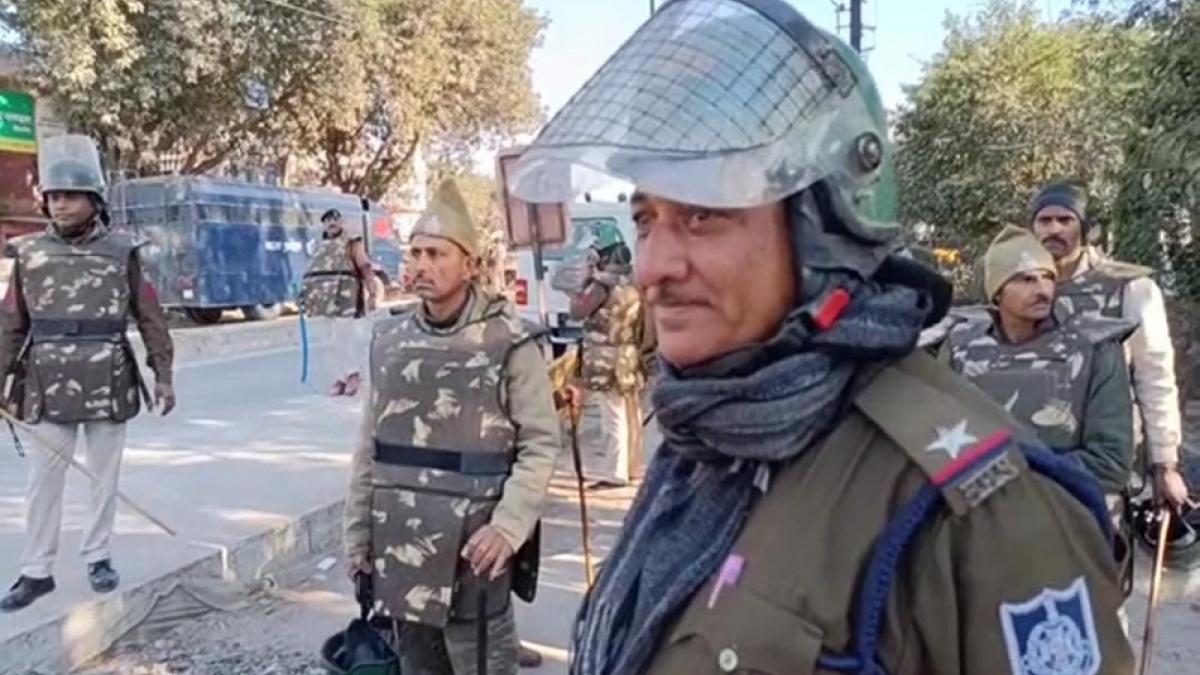 January 15, 2023/Shramveerbharat news MP MP: भिंड में सरपंच चुनाव को लेकर भिड़े दो गुट, फायरिंग में तीन लोगों की मौत मध्य प्रदेश के भिंड में सरपंच चुनाव को लेकर दो गुटों के लोग आपस में भिड़ गए. इस चुनावी रंजिश में गोलीबारी से तीन लोगों की मौत हो गई जिसके बाद गांव में तनाव बना हुआ है. मामले की गंभीरता को देखते हुए गांव में भारी संख्या में पुलिस बलों की तैनाती की गई है. मध्य प्रदेश के भिंड में सरपंच चुनाव को लेकर हुई गोलीबारी में तीन लोगों की मौत हो गई. मामला पचेरा गांव का है जहां चुनावी रंजिश के चलते तीन लोगों की गोली मारकर हत्या कर दी गई. गांव के ही पूर्व सरपंच के समर्थकों पर हत्या का आरोप है. इस तिहरे हत्याकांड के बाद गांव में तनाव को देखते हुए भारी संख्या में सुरक्षा बल को तैनात कर दिया गया है. हालांकि इस हत्याकांड के बाद आक्रोशित परिजनों ने मेहगांव सामुदायिक स्वास्थ्य केंद्र में तोड़फोड़ भी की. फिलहाल पुलिस ने स्थिति को नियंत्रित कर लिया है. दरअसल भिंड के मेहगांव विधानसभा के पचेरा गांव में पूर्व सरपंच बंटी त्यागी की गांव के ही दूसरे पूर्व सरपंच हाकिम त्यागी से चुनावी रंजिश चली आ रही थी. यह चुनावी रंजिश पंचायत चुनाव की थी. बताया जा रहा है कि इसी चुनावी रंजिश के चलते पूर्व सरपंच बंटी त्यागी के समर्थकों ने रविवार को खेत पर जा रहे पूर्व सरपंच हाकिम त्यागी और उसके समर्थकों पर अचानक हमला बोल दिया और फायरिंग शुरू कर दी. इस गोलीबारी में पूर्व सरपंच हाकिम त्यागी समेत गोलू और पिंकू घायल हो गए. तीनों घायलों को उपचार के लिए मेहगांव अस्पताल लाया गया जहां उनकी गंभीर हालत को देखते हुए उन्हें ग्वालियर रेफर कर दिया गया. हालांकि ग्वालियर पहुंचने से पहले ही तीनों की मौत हो गई. तीनों के शव गांव पहुंचे के बाद परिजन आक्रोशित हो गए. परिजनों ने अस्पताल में तोड़फोड़ की. हालात की गंभीरता को देखते हुए तुरंत मौके पर भिंड एसपी शैलेंद्र सिंह पहुंच गए. इसके साथ ही गांव में तनाव देखते हुए भारी पुलिस बल भी तैनात कर दिया गया है. हमलावरों की संख्या 11 बताई गई है. फिलहाल भिंड एसपी सिंह का कहना है कि आरोपियों को पकड़ने के प्रयास किए जा रहे हैं. घटना को लेकर एसपी शैलेंद्र सिंह ने कहा कि पूर्व की चुनावी रंजिश को लेकर आपस में मतभेद था जिसके बाद आज एक पक्ष ने दूसरे पक्ष के लोगों पर फायरिंग कर दी जिसमें दूसरे पक्ष के 3 लोगों को गोली लग गई. बाद में तीनों की मौत हो गई. उन्होंने कहा आरोपी मौके से फरार हैं. पुलिस कार्रवाई कर रही है. January 15, 2023/Shramveerbharat news MP MP: भिंड में सरपंच चुनाव को लेकर भिड़े दो गुट, फायरिंग में तीन लोगों की मौत मध्य प्रदेश के भिंड में सरपंच चुनाव को लेकर दो गुटों के लोग आपस में भिड़ गए. इस चुनावी रंजिश में गोलीबारी से तीन लोगों की मौत हो गई जिसके बाद गांव में तनाव बना हुआ है. मामले की गंभीरता को देखते हुए गांव में भारी संख्या में पुलिस बलों की तैनाती की गई है. मध्य प्रदेश के भिंड में सरपंच चुनाव को लेकर हुई गोलीबारी में तीन लोगों की मौत हो गई. मामला पचेरा गांव का है जहां चुनावी रंजिश के चलते तीन लोगों की गोली मारकर हत्या कर दी गई. गांव के ही पूर्व सरपंच के समर्थकों पर हत्या का आरोप है. इस तिहरे हत्याकांड के बाद गांव में तनाव को देखते हुए भारी संख्या में सुरक्षा बल को तैनात कर दिया गया है. हालांकि इस हत्याकांड के बाद आक्रोशित परिजनों ने मेहगांव सामुदायिक स्वास्थ्य केंद्र में तोड़फोड़ भी की. फिलहाल पुलिस ने स्थिति को नियंत्रित कर लिया है. दरअसल भिंड के मेहगांव विधानसभा के पचेरा गांव में पूर्व सरपंच बंटी त्यागी की गांव के ही दूसरे पूर्व सरपंच हाकिम त्यागी से चुनावी रंजिश चली आ रही थी. यह चुनावी रंजिश पंचायत चुनाव की थी. बताया जा रहा है कि इसी चुनावी रंजिश के चलते पूर्व सरपंच बंटी त्यागी के समर्थकों ने रविवार को खेत पर जा रहे पूर्व सरपंच हाकिम त्यागी और उसके समर्थकों पर अचानक हमला बोल दिया और फायरिंग शुरू कर दी. इस गोलीबारी में पूर्व सरपंच हाकिम त्यागी समेत गोलू और पिंकू घायल हो गए. तीनों घायलों को उपचार के लिए मेहगांव अस्पताल लाया गया जहां उनकी गंभीर हालत को देखते हुए उन्हें ग्वालियर रेफर कर दिया गया. हालांकि ग्वालियर पहुंचने से पहले ही तीनों की मौत हो गई. तीनों के शव गांव पहुंचे के बाद परिजन आक्रोशित हो गए. परिजनों ने अस्पताल में तोड़फोड़ की. हालात की गंभीरता को देखते हुए तुरंत मौके पर भिंड एसपी शैलेंद्र सिंह पहुंच गए. इसके साथ ही गांव में तनाव देखते हुए भारी पुलिस बल भी तैनात कर दिया गया है. हमलावरों की संख्या 11 बताई गई है. फिलहाल भिंड एसपी सिंह का कहना है कि आरोपियों को पकड़ने के प्रयास किए जा रहे हैं. घटना को लेकर एसपी शैलेंद्र सिंह ने कहा कि पूर्व की चुनावी रंजिश को लेकर आपस में मतभेद था जिसके बाद आज एक पक्ष ने दूसरे पक्ष के लोगों पर फायरिंग कर दी जिसमें दूसरे पक्ष के 3 लोगों को गोली लग गई. बाद में तीनों की मौत हो गई. उन्होंने कहा आरोपी मौके से फरार हैं. पुलिस कार्रवाई कर रही है.