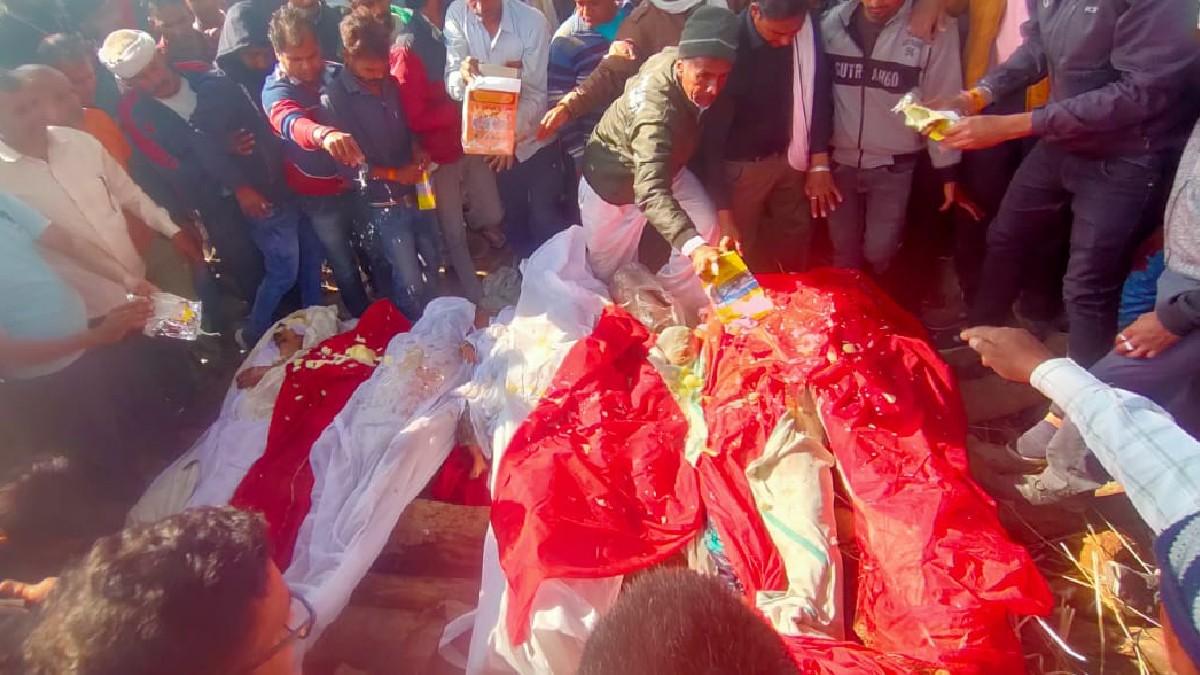 एक साथ उठीं 8 अर्थियां. 