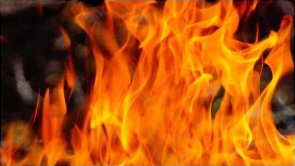 धनबाद : कुमारधुबी बाजार में लगी भीषण आग, दर्जनों दुकानें जलकर खाक- Dhanbad: Fierce fire in Kumardhubi market, dozens of shops gutted