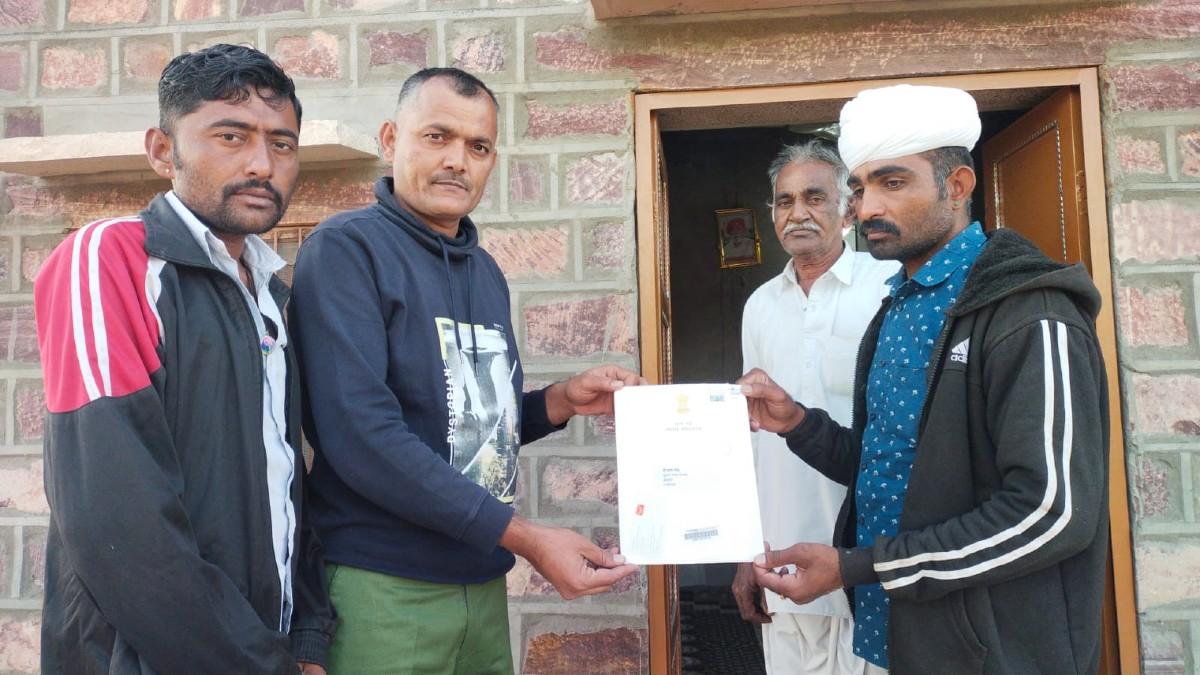 PM मोदी के पत्र के साथ पीड़ित परिवार का सदस्य सांग सिंह. 