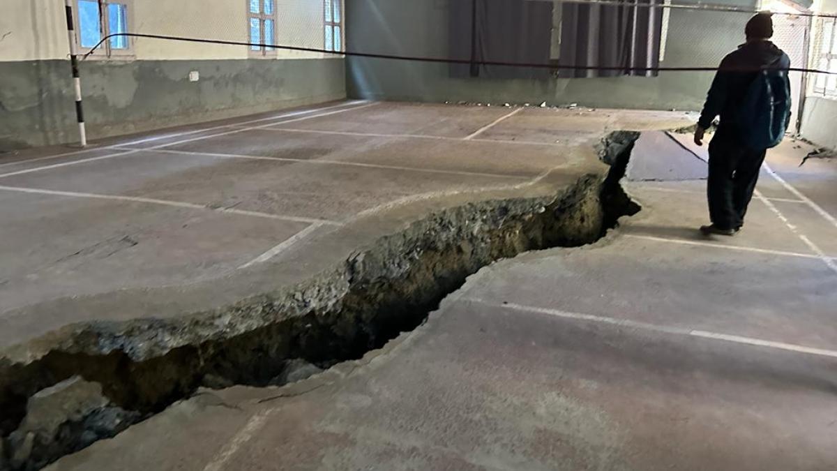 जोशीमठ में सड़कें दरक रही हैं