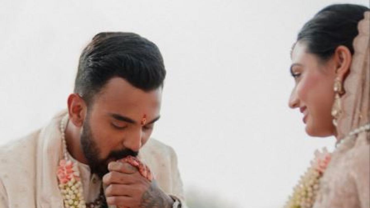 KL Rahul-Athiya Shetty Marriage: केएल राहुल ने शेयर की शादी की तस्वीरें, चूमा वाइफ अथिया का हाथ