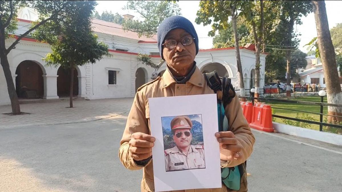दरोगा ब्रज मोहन पाल का पोस्टर लेकर भटक रहा बुजुर्ग
