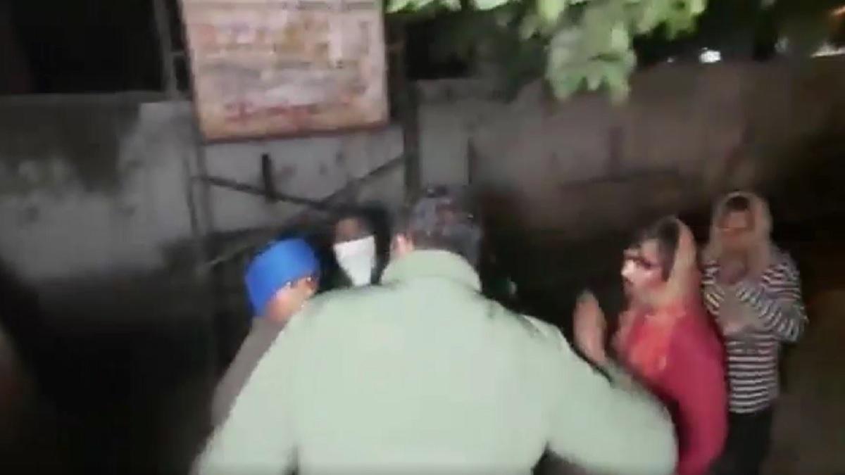 युवक को थप्पड़ जड़ता कोतवाल.