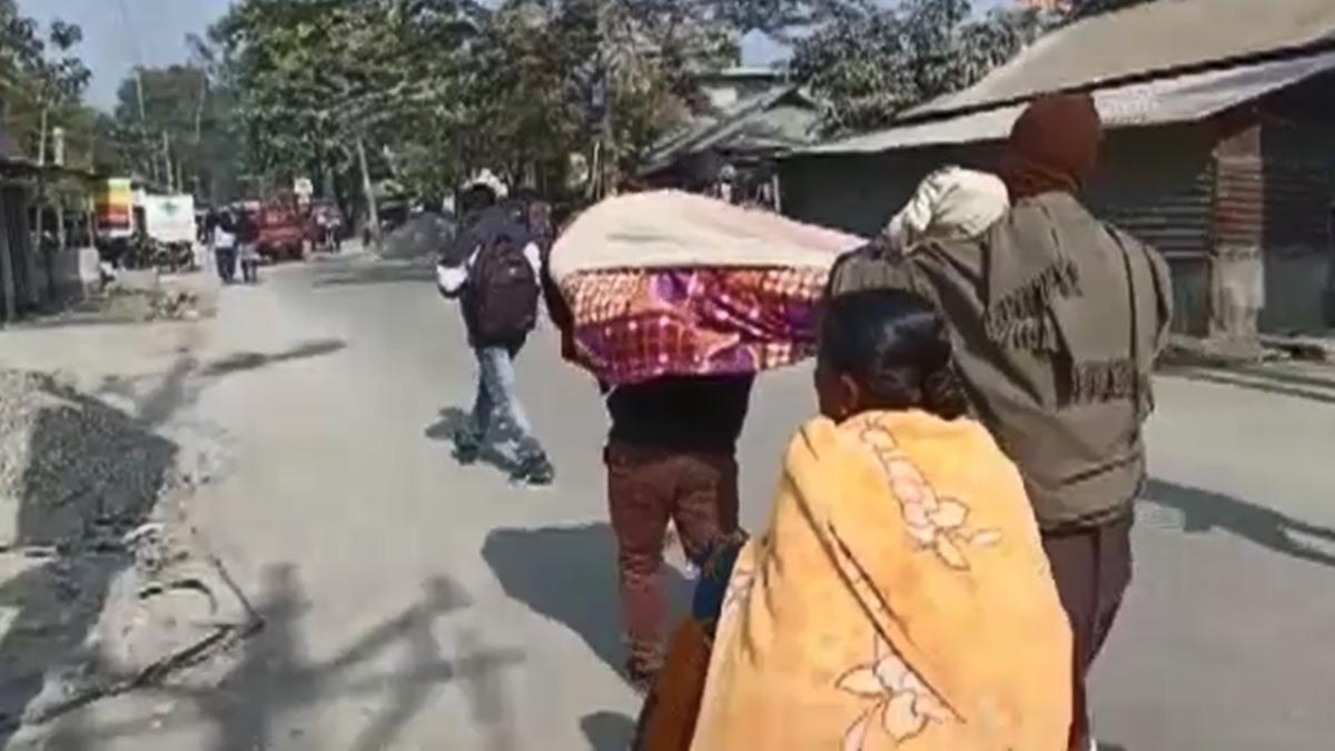 पिता-पुत्र दोनों ही महिला के शव को कंधे पर उठाकर 50 किलोमीटर तक पैदल चले. 