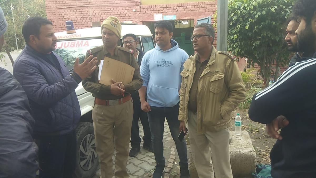 लोगों से बात करती पुलिस