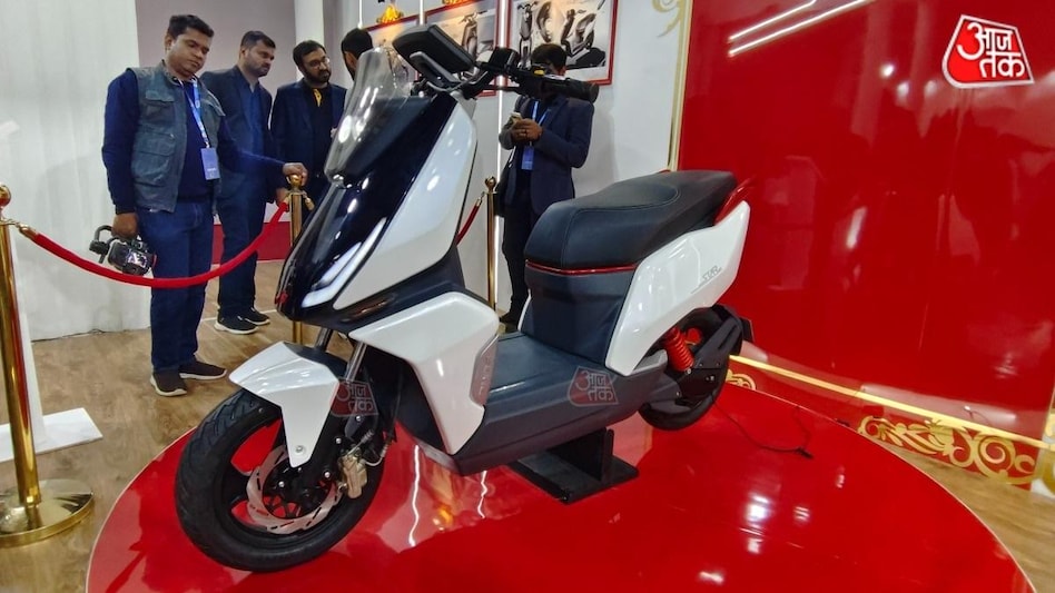 पुराना नाम, अंदाज नया! जबरदस्त लुक में पेश LML इलेक्ट्रिक स्कूटर, बिना पैसे दिए करें बुक - LML Star Electric Scooter Showcased in Auto Expo Ahead of Official Launch Expected Price Driving