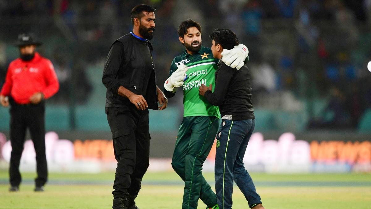 पाकिस्तान-न्यूजीलैंड दूसरे वनडे मैच के दौरान मैदान में घुसा एक लड़का.