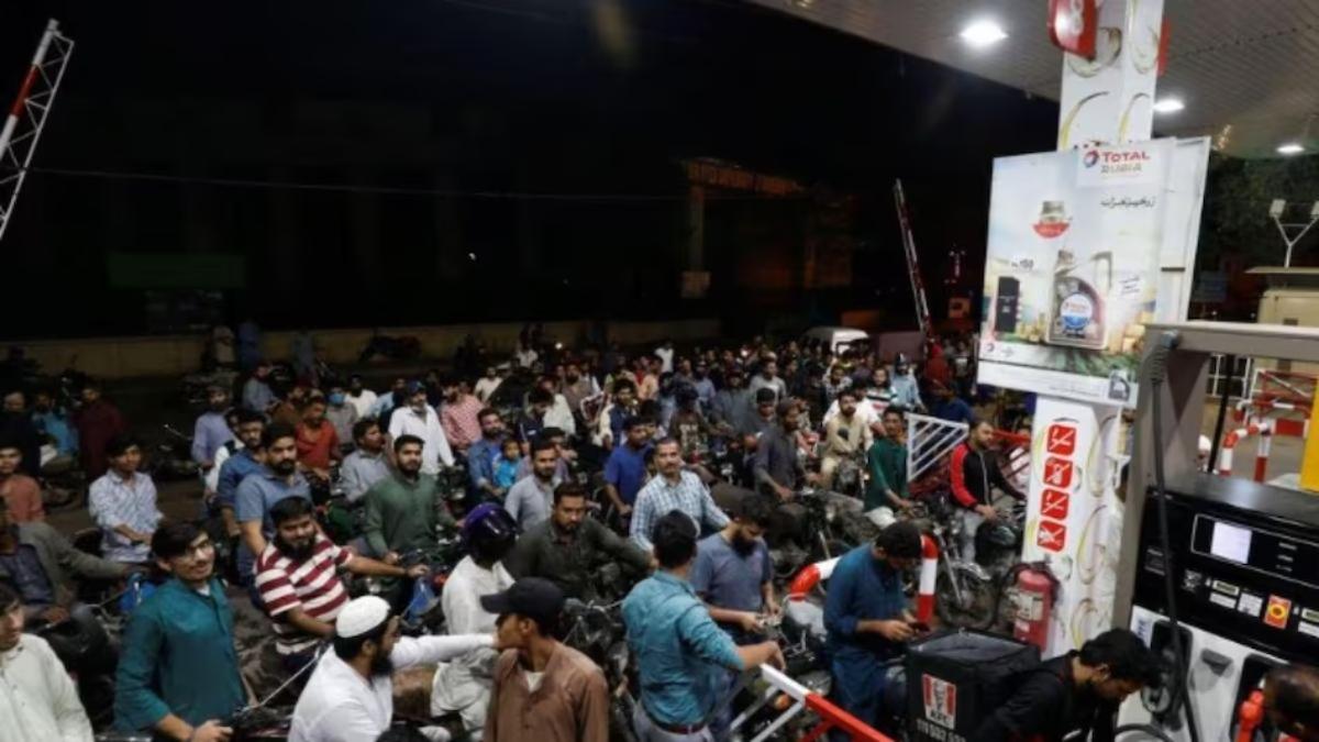 पाकिस्तान में अचानक फिर उछल गया पेट्रोल डीजल का दाम, ₹330 प्रति लीटर…-Petrol diesel price suddenly jumped again in Pakistan, ₹ 330 per liter…