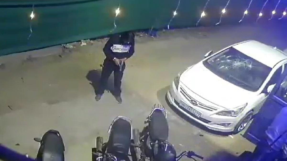 होटल के बाहर फायरिंग करता युवक