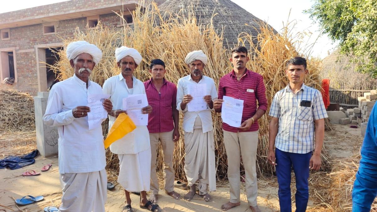 परेशान किसान बीमा क्लेम दिखाते हुए