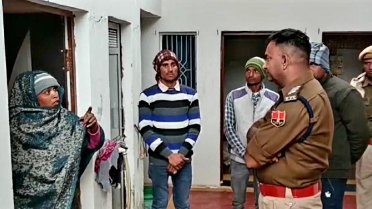 परिजन से बात करती पुलिस