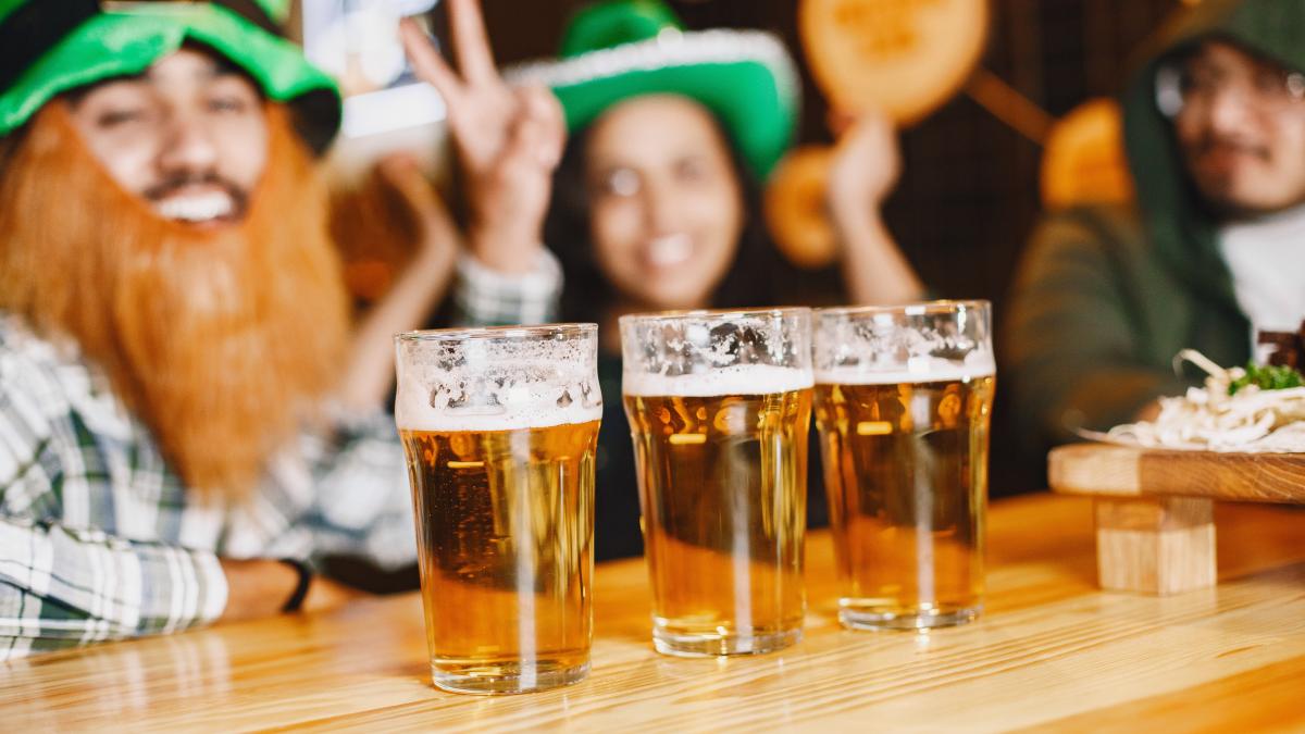 इस शहर में नौजवानों को मुफ्त में क्यों दी जा रही Beer!