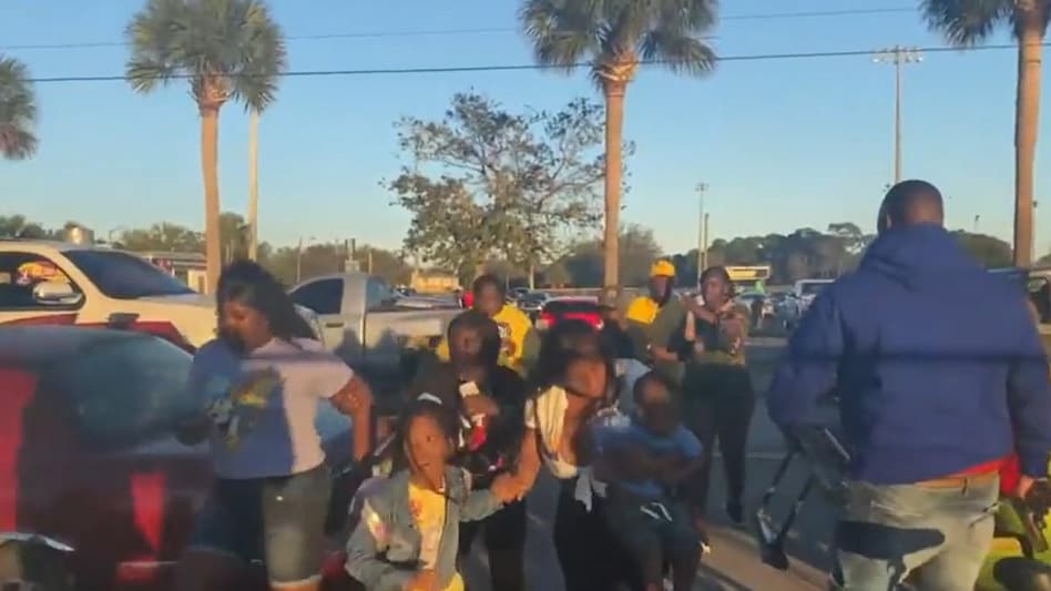 फ्लोरिडा में मार्थिन लूथर किंग दिवस मना रहे लोगों पर गोलीबारी. (फोटो-wpbf)