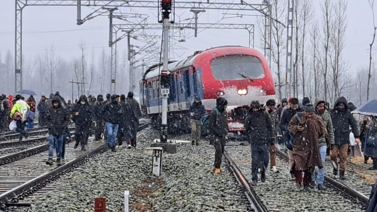 जम्मू-कश्मीर में पुलवामा में ट्रेन हादसा 