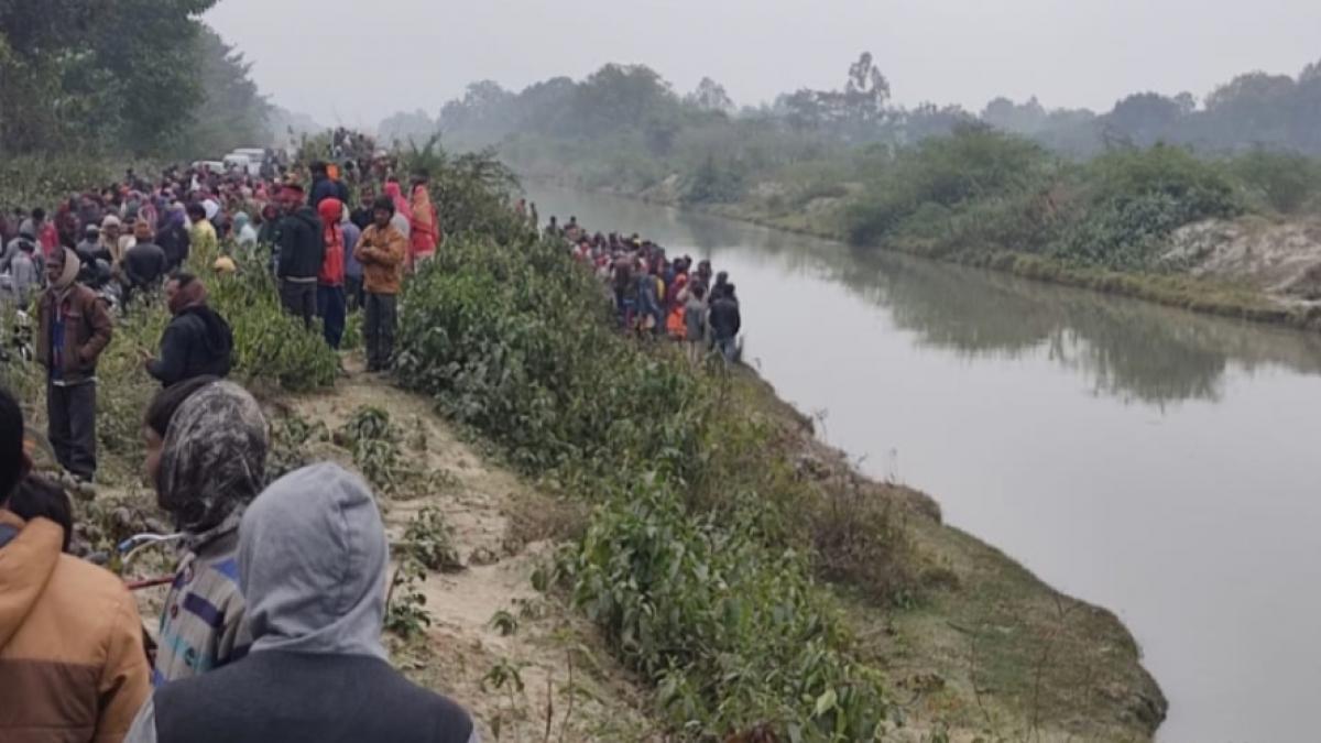 नहर पर ग्रामीणों की भीड़