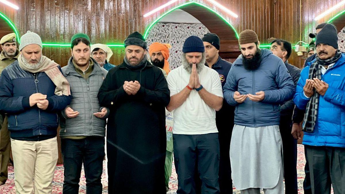 हजरतबल दरगाह में राहुल गांधी ने की जियारत (फोटो- कांग्रेस ट्विटर)