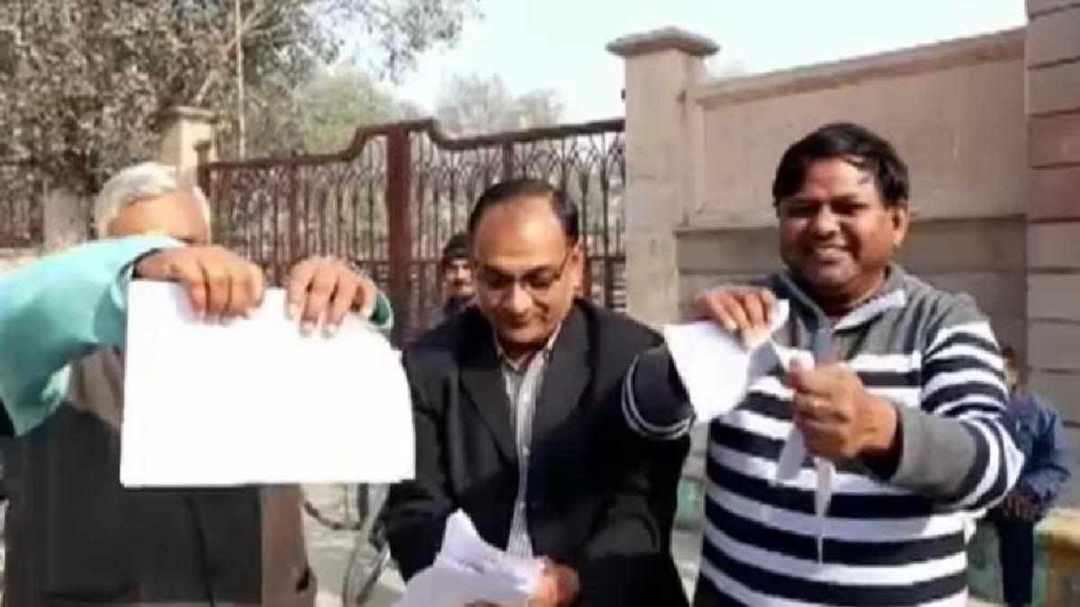 लखनऊ में जलाई गईं रामचरितमानस की प्रतियां