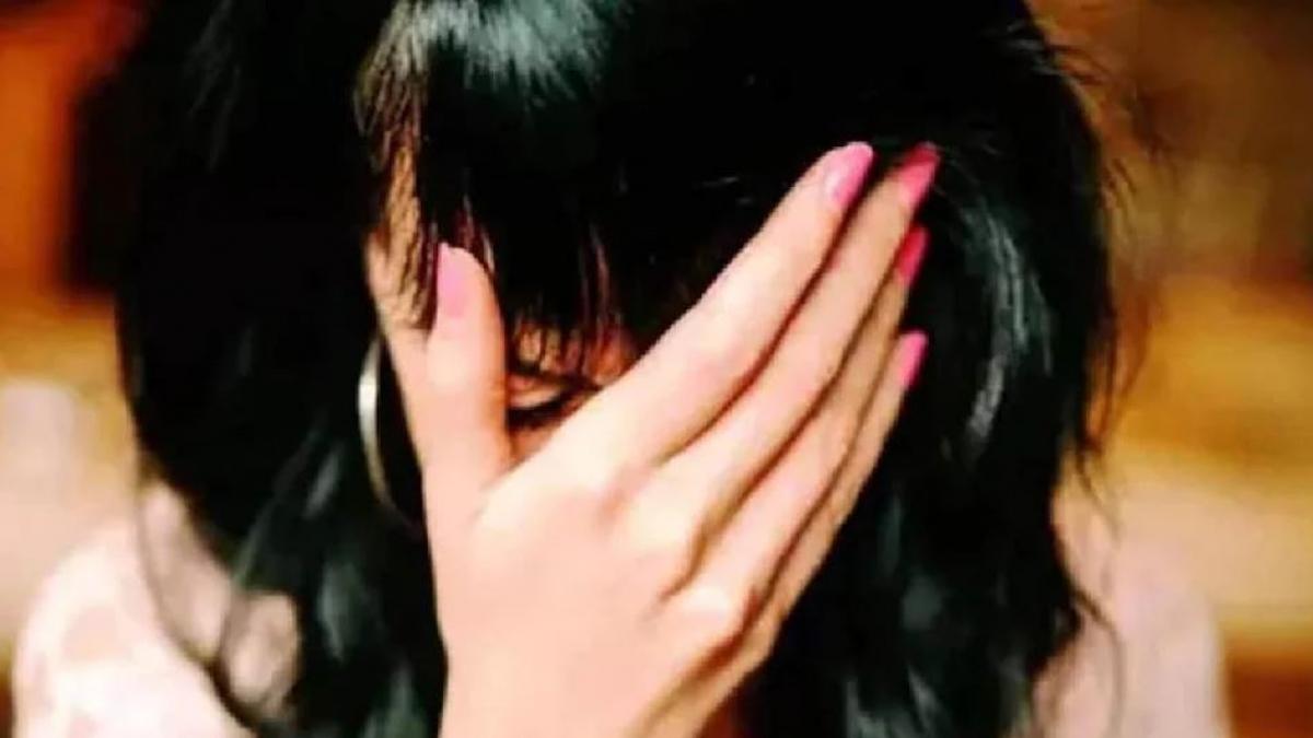 8वीं कक्षा की छात्रा की बिगड़ी तबीयत, मां ने कराया चेकअप तो पता चला प्रेग्नेंट है बेटी