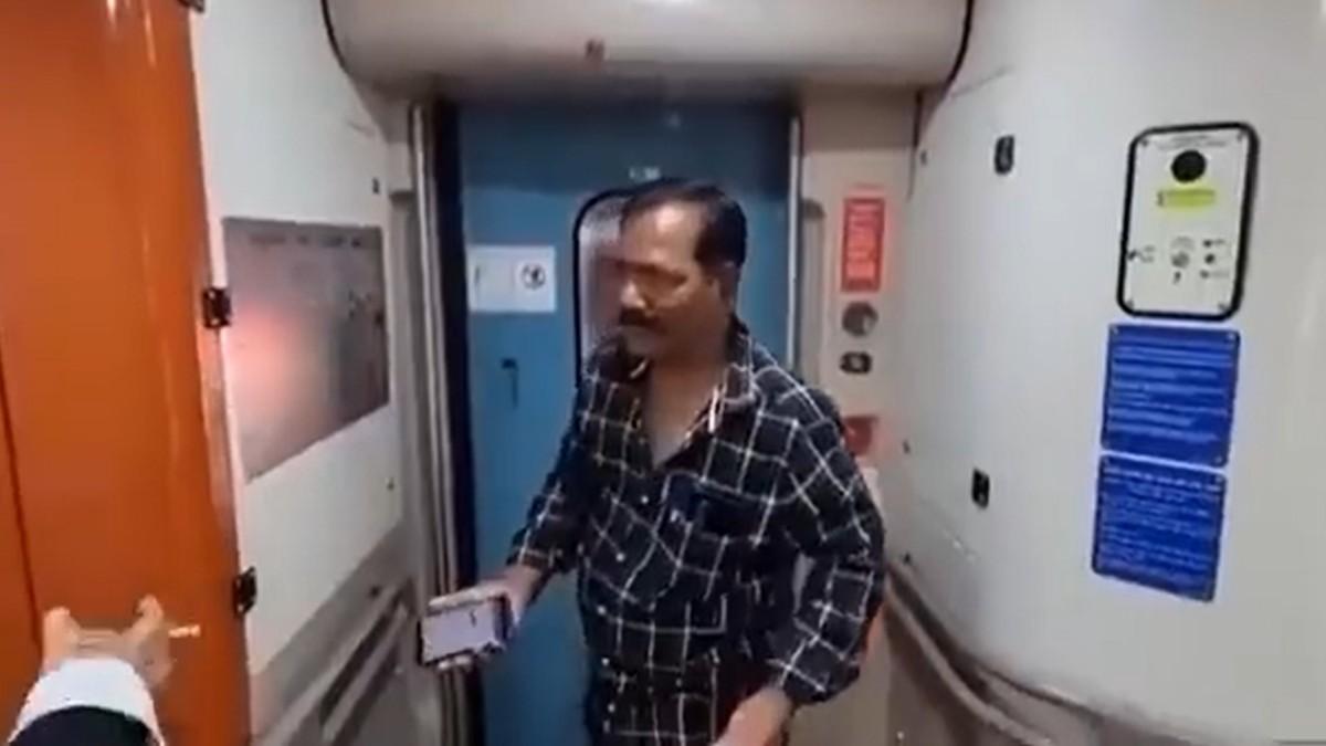 वंदे भारत में सेल्फी के चक्कर में फंसा शख्स.