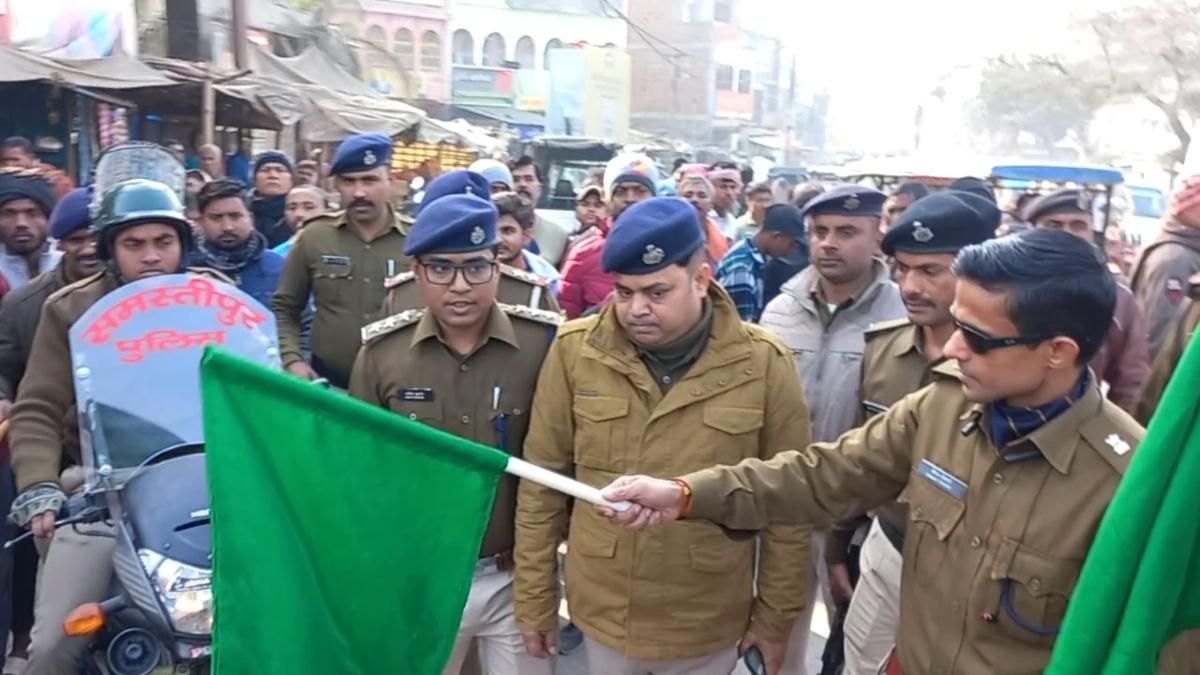 एंटी क्रिमनल और रोमियों स्क्वॉड को हरी झंडी दिखाते हुए