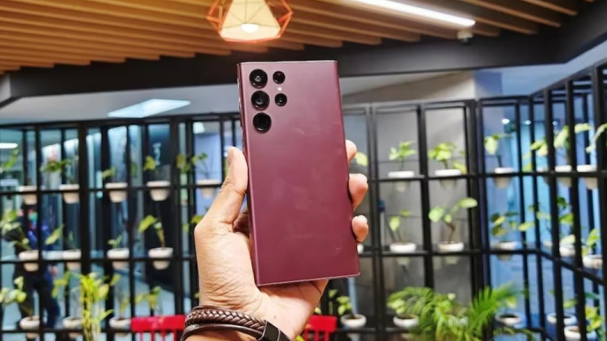 Galaxy S23 के बेस मॉडल की कीमत 79,999 रुपये रह सकती है (प्रतीकात्मक फोटो)