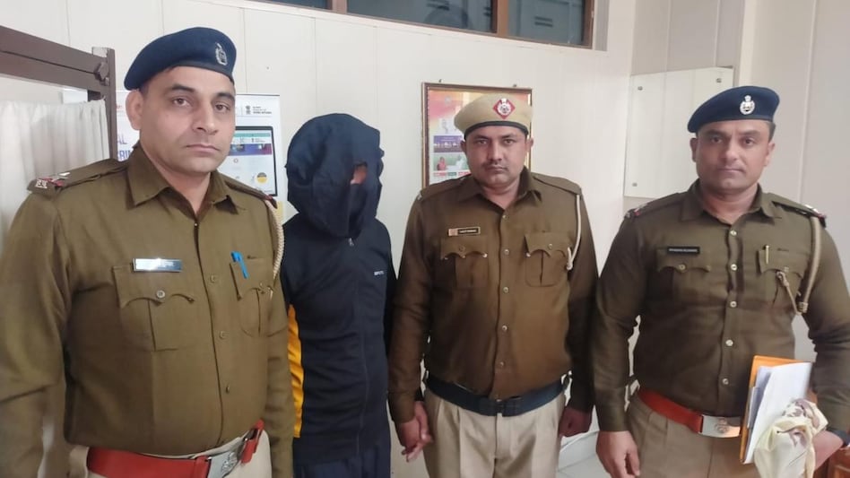 पुलिस की गिरफ्त में आरोपीShramveerbharat news January 11, 2023 सोनीपत: सेना के जवान ने कर्ज चुकाने के लिए किया महिला डॉक्टर का किया अपहरण, पुलिस ने धर दबोचा सोनीपत में एक महिला डॉक्टर का सेना के सिपाही ने अपहरण कर लिया. आरोपी थाना कलां गांव का रहने वाला है. उस पर आरोप है कि उसने महिला के साथ छेड़छाड़ की और दुष्कर्म करने का प्रयास किया. फिलहाल, सोनीपत पुलिस इस पूरे मामले को गहनता से जांच कर रही है. पवन राठी हरियाणा के सोनीपत में सेना के जवान ने एक महिला डॉक्टर का अपहरण कर लिया. आरोप है कि अपहरण के दौरान सेना के जवान ने डॉक्टर के साथ छेड़छाड़ की. साथ ही उसके साथ दुष्कर्म करने की कोशिश की. फिलहाल, पुलिस ने आरोपी जवान को अवैध पिस्तौल के साथ दबोचा लिया है. उसको कोर्ट में पेश कर रिमांड पर लिया गया है. बैंक से लिया था लोन मामला मुरथल थाना क्षेत्र का है. जानकारी के अनुसार, गांव थाना कला का रहने वाला अमित सेना में सिपाही के पद पर तैनात है. उसकी ड्यूटी हाल ही में जम्मू-कश्मीर में लगी है. उसने किसी कारण से बैंक से 19 लाख रुपए का लोन लिया था. उसको चुकाने में अमित असमर्थ हो रहा था. इसके चलते उसने महिला डॉक्टर के अपहरण की साजिश रची. सम्बंधित ख़बरें उसने पहले महिला डॉक्टर की रेकी की. मंगलवार देर रात जब डॉक्टर अपने क्लीनिक से बाहर निकल रही थी, तो उसकी ही गाड़ी में अमित ने उसका अपहरण कर लिया. अमित पहले महिला डॉक्टर को रोहतक में कई जगहों पर लेकर घूमता रहा. छेड़छाड़ करने का आरोप इस दौरान उसके साथ छेड़खानी और दुष्कर्म करने का प्रयास किया. इसके बाद अमित महिला डॉक्टर को सोनीपत लेकर पहुंचा और एटीएम से पैसे निकलवाने की कोशिश की. इसी दौरान महिला डॉक्टर ने शोर मचा दिया और सोनीपत पुलिस ने उसे धर दबोचा लिया. पुलिस की गिरफ्त में आरोपीShramveerbharat news
January 11, 2023
सोनीपत: सेना के जवान ने कर्ज चुकाने के लिए किया महिला डॉक्टर का किया अपहरण, पुलिस ने धर दबोचा
सोनीपत में एक महिला डॉक्टर का सेना के सिपाही ने अपहरण कर लिया. आरोपी थाना कलां गांव का रहने वाला है. उस पर आरोप है कि उसने महिला के साथ छेड़छाड़ की और दुष्कर्म करने का प्रयास किया. फिलहाल, सोनीपत पुलिस इस पूरे मामले को गहनता से जांच कर रही है.
पवन राठी
हरियाणा के सोनीपत में सेना के जवान ने एक महिला डॉक्टर का अपहरण कर लिया. आरोप है कि अपहरण के दौरान सेना के जवान ने डॉक्टर के साथ छेड़छाड़ की. साथ ही उसके साथ दुष्कर्म करने की कोशिश की. फिलहाल, पुलिस ने आरोपी जवान को अवैध पिस्तौल के साथ दबोचा लिया है. उसको कोर्ट में पेश कर रिमांड पर लिया गया है.
बैंक से लिया था लोन
मामला मुरथल थाना क्षेत्र का है. जानकारी के अनुसार, गांव थाना कला का रहने वाला अमित सेना में सिपाही के पद पर तैनात है. उसकी ड्यूटी हाल ही में जम्मू-कश्मीर में लगी है. उसने किसी कारण से बैंक से 19 लाख रुपए का लोन लिया था. उसको चुकाने में अमित असमर्थ हो रहा था. इसके चलते उसने महिला डॉक्टर के अपहरण की साजिश रची.
सम्बंधित ख़बरें
उसने पहले महिला डॉक्टर की रेकी की. मंगलवार देर रात जब डॉक्टर अपने क्लीनिक से बाहर निकल रही थी, तो उसकी ही गाड़ी में अमित ने उसका अपहरण कर लिया. अमित पहले महिला डॉक्टर को रोहतक में कई जगहों पर लेकर घूमता रहा.
छेड़छाड़ करने का आरोप
इस दौरान उसके साथ छेड़खानी और दुष्कर्म करने का प्रयास किया. इसके बाद अमित महिला डॉक्टर को सोनीपत लेकर पहुंचा और एटीएम से पैसे निकलवाने की कोशिश की. इसी दौरान महिला डॉक्टर ने शोर मचा दिया और सोनीपत पुलिस ने उसे धर दबोचा लिया.