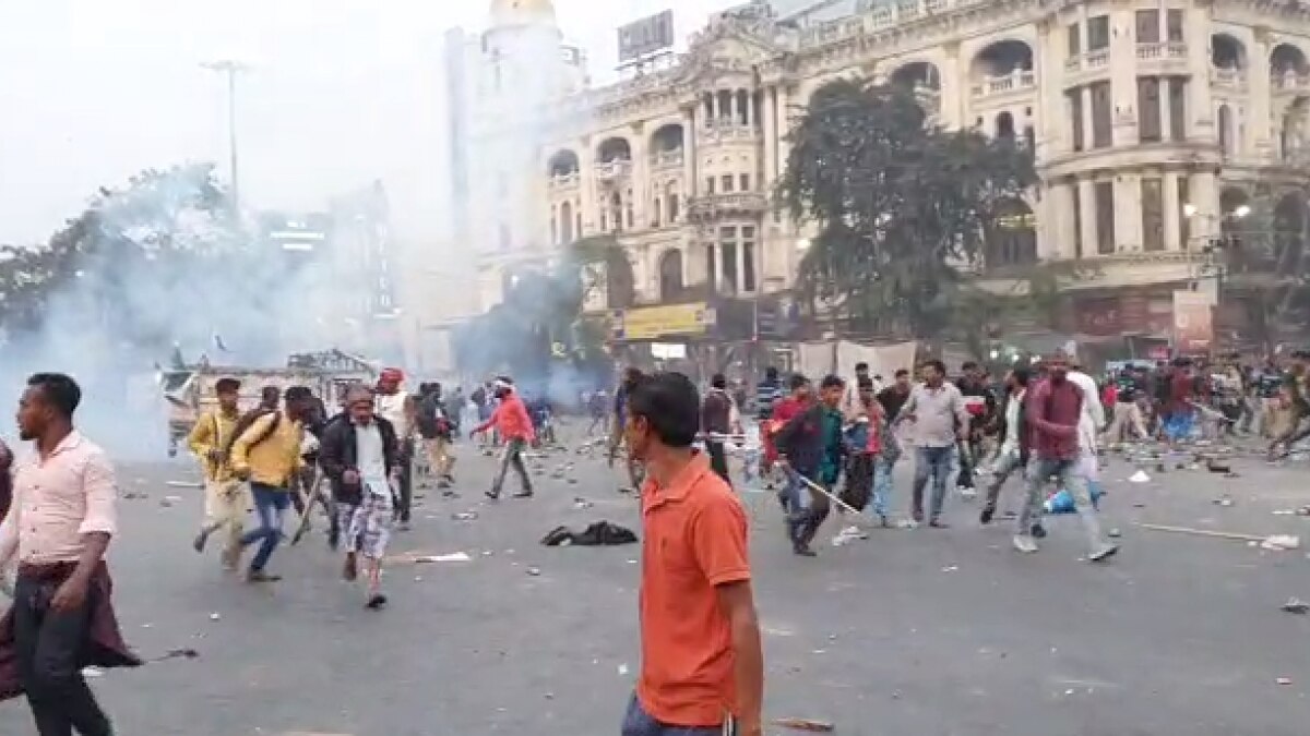भीड़ को खदेड़ने के लिए पुलिस ने आंसू गैस के गोल भी दागे