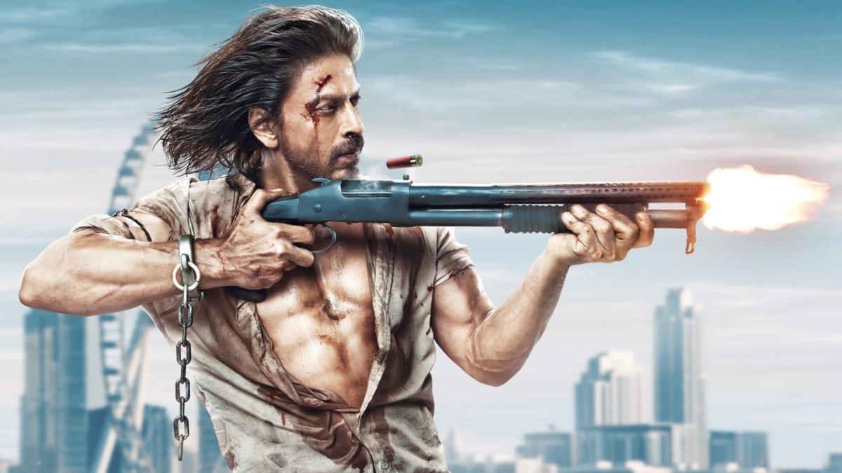 पठान फिल्म के पोस्टर में शाहरुख खान