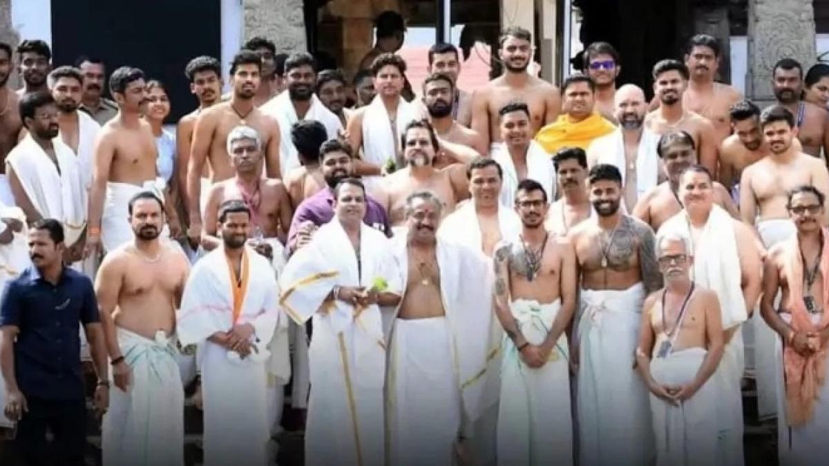 भारतीय खिलाड़ी पद्मनाभ स्वामी मंदिर में (@Twitter)