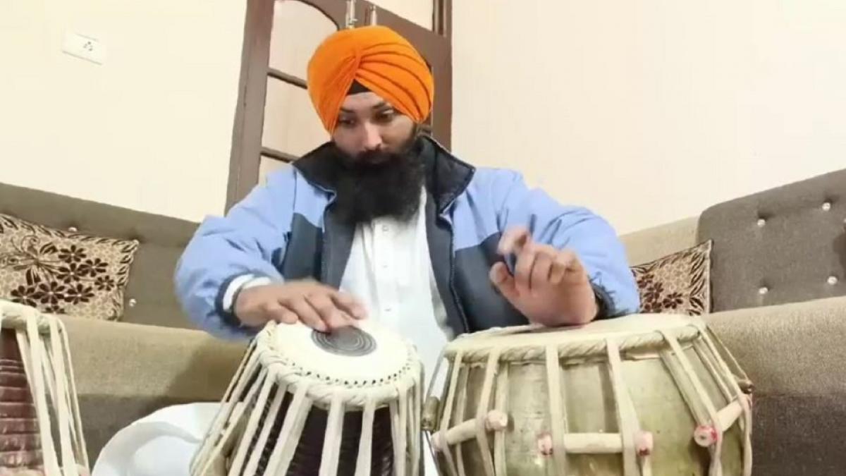 120 घंटे तक तबला बजाकर पंजाब के इस युवक ने बना दिया रिकॉर्ड