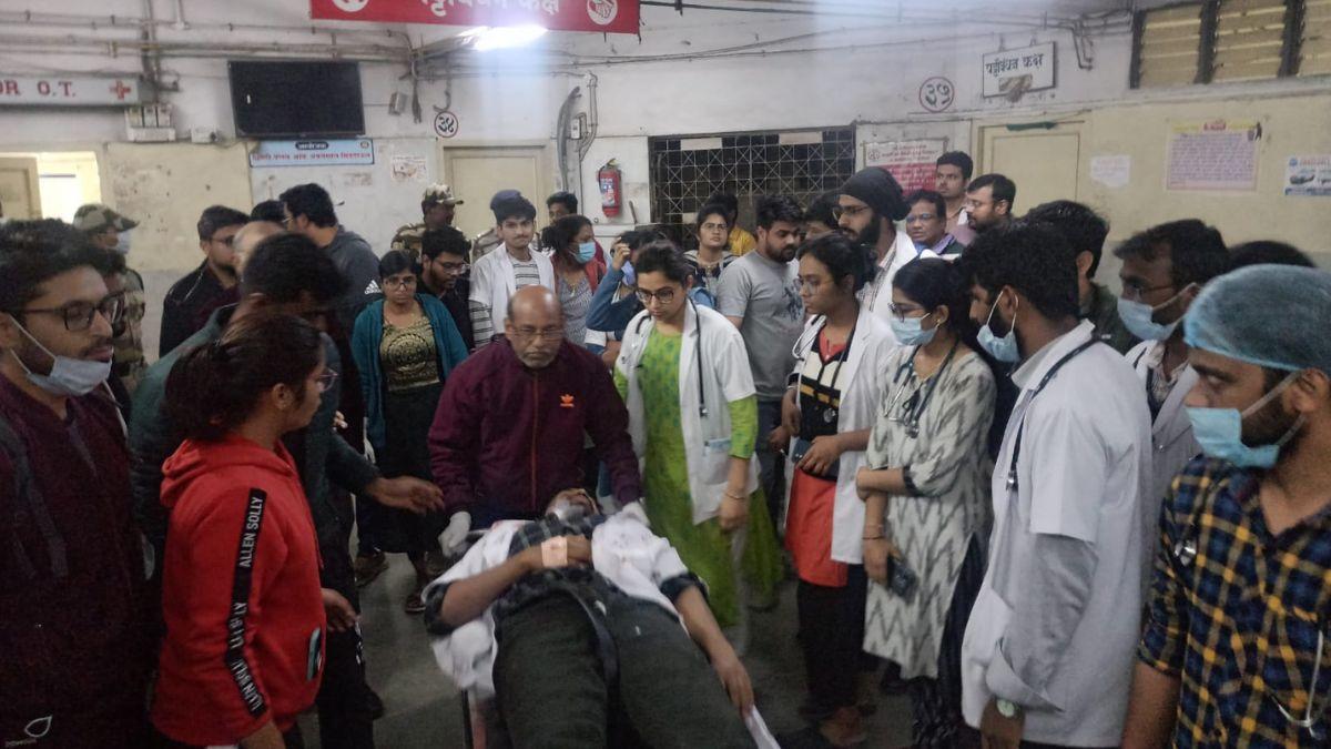 मरीज ने डॉक्टरों पर चाकू से किया हमला.