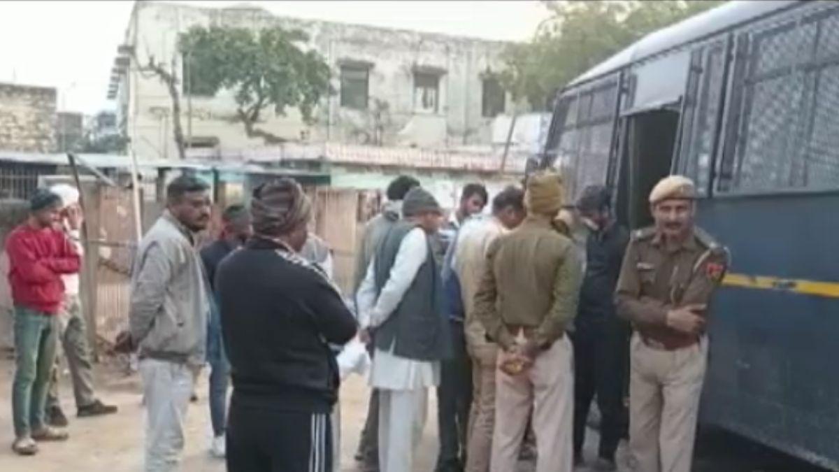 बीहड़ों में पेड़ से लटका मिला शव. 