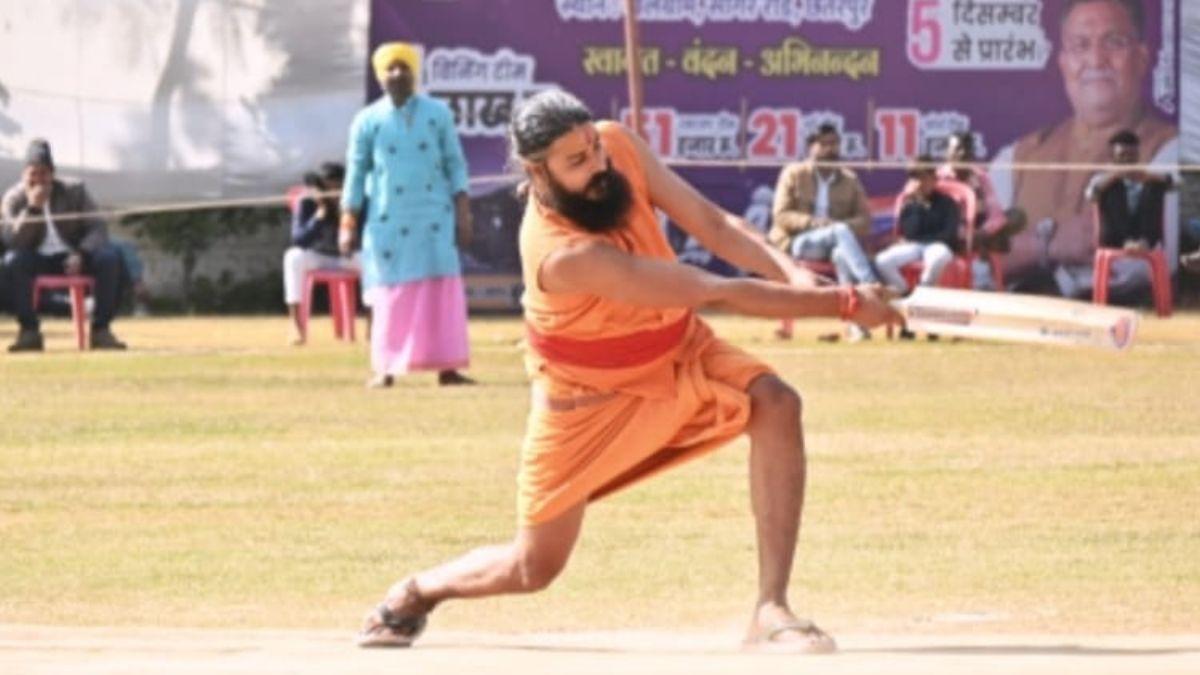 धोती बांधकर क्रिकेट मैदान में उतरे साधु-संत. 