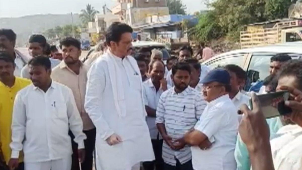 जेडीएस विधायक ने तोड़ा ठेकेदार का चश्मा. (Photo: Video Grab)