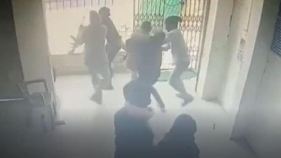 बदमाशों से भिड़ीं महिला कॉन्स्टेबल. (Photo: Video Grab)