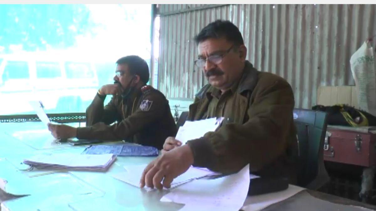 पुलिस ने बेटे-बहू पर दर्ज किया केस.