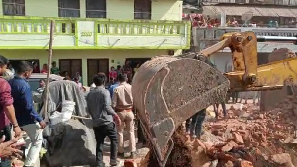 हादसे के बाद मलबा हटाते बचाव दल के कर्मचारी.