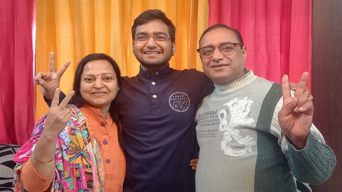 अपने पेरेंट्स के साथ टॉपर वैभव (Photo: aajtak.in)
