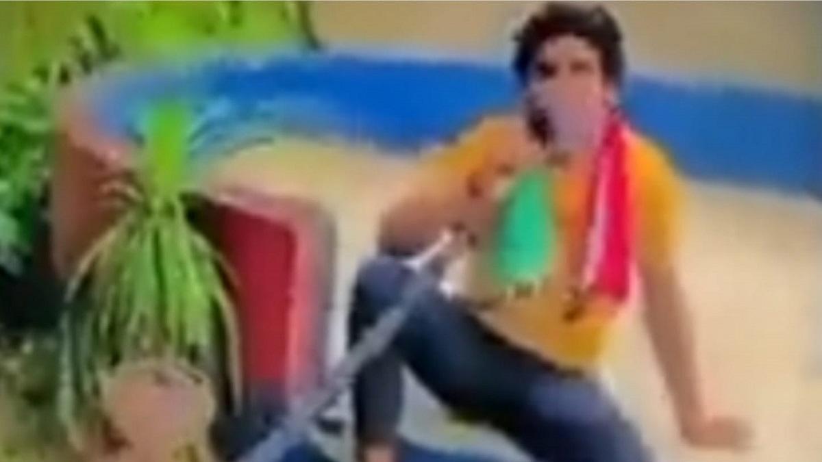 थाने में हुक्का पीते हुए लड़के ने बनाई रील