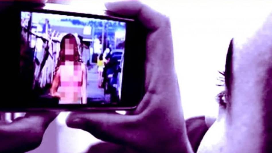 Shramveerbharat news January 6, 2023 जिस WhatsApp ग्रुप में जुड़ा था कॉन्सटेबल उसी में पत्नी का दूसरे सिपाही के साथ आ गया अश्लील वीडियो और फिर... मुंबई पुलिस ने एक ऐसे कॉन्सटेबल को नौकरी से सस्पेंड किया है जिसने साथी पुलिसकर्मी की पत्नी के साथ अपने अश्लील वीडियो को WhatsApp ग्रुप में शेयर कर दिया. इसके बाद पीड़ित पुलिसकर्मी ने आरोपी कॉन्सटेबल के खिलाफ थाने में एफआईआर दर्ज कराई थी. सांकेतिक तस्वीर महाराष्ट्र की राजधानी मुंबई में एक कॉन्सटेबल ने दूसरे पुलिसकर्मी की पत्नी का अश्लील वीडियो वायरल कर दिया जिसके बाद उसे नौकरी से सस्पेंड कर दिया गया है. अश्लील वीडियो को शेयर करने वाला खुद उसमें नजर आ रहा है जबकि महिला दूसरे पुलिसकर्मी की पत्नी थी. घटना की जानकारी जब लोगों को हुई तो सभी के होश उड़ गए. दरअसल मुंबई पुलिस में कार्यरत आरोपी अभिजीत परब एक व्हाट्स ऐप ग्रुप नो पॉलिटिकल मैसेज से जुड़ा हुआ था जिसमें आए दिन अश्लील वीडियो आते थे. उस ग्रुप में दूसरे पुलिसकर्मी भी जुड़े हुए थे. 9 दिसंबर को परब ने उसी ग्रुप में अपनी और महिला की अश्लील वीडियो शेयर कर दी जिसे बाकी लोगों के साथ ग्रुप में जुड़े दूसरे पुलिकर्मी ने भी देखा. वीडियो डाउनलोड होने के बाद उस पुलिसकर्मी के होश उड़ गए क्योंकि अश्लील वीडियो में कांस्टेबल परब के साथ नजर आ रही महिला कोई और नहीं बल्कि उसकी पत्नी थी. इसके बाद उस पुलिसकर्मी ने अपनी पत्नी से पूछताछ की और व्हाट्स ऐप ग्रुप पर वीडियो शेयर करके उसे बदनाम करने के लिए परब के खिलाफ शिकायत दर्ज कराने के लिए कहा, लेकिन उसकी पत्नी ने ऐसा करने से इनकार कर दिया. इसके बाद पुलिसकर्मी ने पत्नी के परिजनों को बुलाकर उसे सतारा अपने मायके भेज दिया. फिर उस पुलिसकर्मी ने 9 दिसंबर को कॉन्सटेबल अभिजीत परब, पत्नी और उस मोबाइल नंबर के खिलाफ मामला दर्ज कराया जिससे नो पॉलिटिकल मैसेज नामक व्हाट्सएप ग्रुप में वीडियो भेजा गया था. उस ग्रुप में 126 सदस्य थे. पुलिसकर्मी ने आरोप लगाया कि वीडियो से उनकी इज्जत खराब हुई है. वीडियो में अश्लील सामग्री होने की वजह से आईपीसी की धारा 292, 293 सूचना प्रौद्योगिकी अधिनियम की धारा 67ए और इलेक्ट्रॉनिक माध्यम से अश्लील आपत्तिजनक सामग्री साझा करने के लिए आईपीसी की धारा 500 के तहत केस दर्ज किया गया. पीड़ित पुलिसकर्मी ने परब के खिलाफ मानहानि का भी मुकदमा दायर किया है. इसके बाद कॉन्सटेबल परब को वरिष्ठ पुलिस अधिकारियों ने एक नोटिस जारी किया उसके खिलाफ विभागीय जांच भी शुरू की गई. जांच पूरी होने तक उसे निलंबित कर दिया गया है. अधिकारियों ने कहा कि शिकायतकर्ता द्वारा दर्ज मामले में आरोपी के खिलाफ कार्रवाई होगी. Shramveerbharat news
January 6, 2023
जिस WhatsApp ग्रुप में जुड़ा था कॉन्सटेबल उसी में पत्नी का दूसरे सिपाही के साथ आ गया अश्लील वीडियो और फिर...
मुंबई पुलिस ने एक ऐसे कॉन्सटेबल को नौकरी से सस्पेंड किया है जिसने साथी पुलिसकर्मी की पत्नी के साथ अपने अश्लील वीडियो को WhatsApp ग्रुप में शेयर कर दिया. इसके बाद पीड़ित पुलिसकर्मी ने आरोपी कॉन्सटेबल के खिलाफ थाने में एफआईआर दर्ज कराई थी.
सांकेतिक तस्वीर
महाराष्ट्र की राजधानी मुंबई में एक कॉन्सटेबल ने दूसरे पुलिसकर्मी की पत्नी का अश्लील वीडियो वायरल कर दिया जिसके बाद उसे नौकरी से सस्पेंड कर दिया गया है. अश्लील वीडियो को शेयर करने वाला खुद उसमें नजर आ रहा है जबकि महिला दूसरे पुलिसकर्मी की पत्नी थी. घटना की जानकारी जब लोगों को हुई तो सभी के होश उड़ गए.
दरअसल मुंबई पुलिस में कार्यरत आरोपी अभिजीत परब एक व्हाट्स ऐप ग्रुप नो पॉलिटिकल मैसेज से जुड़ा हुआ था जिसमें आए दिन अश्लील वीडियो आते थे. उस ग्रुप में दूसरे पुलिसकर्मी भी जुड़े हुए थे. 9 दिसंबर को परब ने उसी ग्रुप में अपनी और महिला की अश्लील वीडियो शेयर कर दी जिसे बाकी लोगों के साथ ग्रुप में जुड़े दूसरे पुलिकर्मी ने भी देखा.
वीडियो डाउनलोड होने के बाद उस पुलिसकर्मी के होश उड़ गए क्योंकि अश्लील वीडियो में कांस्टेबल परब के साथ नजर आ रही महिला कोई और नहीं बल्कि उसकी पत्नी थी.
इसके बाद उस पुलिसकर्मी ने अपनी पत्नी से पूछताछ की और व्हाट्स ऐप ग्रुप पर वीडियो शेयर करके उसे बदनाम करने के लिए परब के खिलाफ शिकायत दर्ज कराने के लिए कहा, लेकिन उसकी पत्नी ने ऐसा करने से इनकार कर दिया. इसके बाद पुलिसकर्मी ने पत्नी के परिजनों को बुलाकर उसे सतारा अपने मायके भेज दिया.
फिर उस पुलिसकर्मी ने 9 दिसंबर को कॉन्सटेबल अभिजीत परब, पत्नी और उस मोबाइल नंबर के खिलाफ मामला दर्ज कराया जिससे नो पॉलिटिकल मैसेज नामक व्हाट्सएप ग्रुप में वीडियो भेजा गया था. उस ग्रुप में 126 सदस्य थे.
पुलिसकर्मी ने आरोप लगाया कि वीडियो से उनकी इज्जत खराब हुई है. वीडियो में अश्लील सामग्री होने की वजह से आईपीसी की धारा 292, 293 सूचना प्रौद्योगिकी अधिनियम की धारा 67ए और इलेक्ट्रॉनिक माध्यम से अश्लील आपत्तिजनक सामग्री साझा करने के लिए आईपीसी की धारा 500 के तहत केस दर्ज किया गया. पीड़ित पुलिसकर्मी ने परब के खिलाफ मानहानि का भी मुकदमा दायर किया है.
इसके बाद कॉन्सटेबल परब को वरिष्ठ पुलिस अधिकारियों ने एक नोटिस जारी किया उसके खिलाफ विभागीय जांच भी शुरू की गई. जांच पूरी होने तक उसे निलंबित कर दिया गया है. अधिकारियों ने कहा कि शिकायतकर्ता द्वारा दर्ज मामले में आरोपी के खिलाफ कार्रवाई होगी.