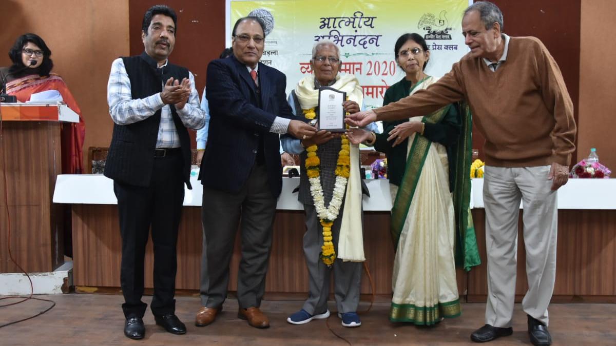 इंदौर प्रेस क्लब में व्यास सम्मान ग्रहण करते हुए डॉ शरद पगारे