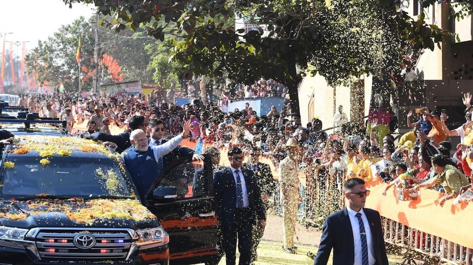 PM मोदी के रोड शो के दौरान सुरक्षा में चूक - Security lapses during PM Modi's roadshow