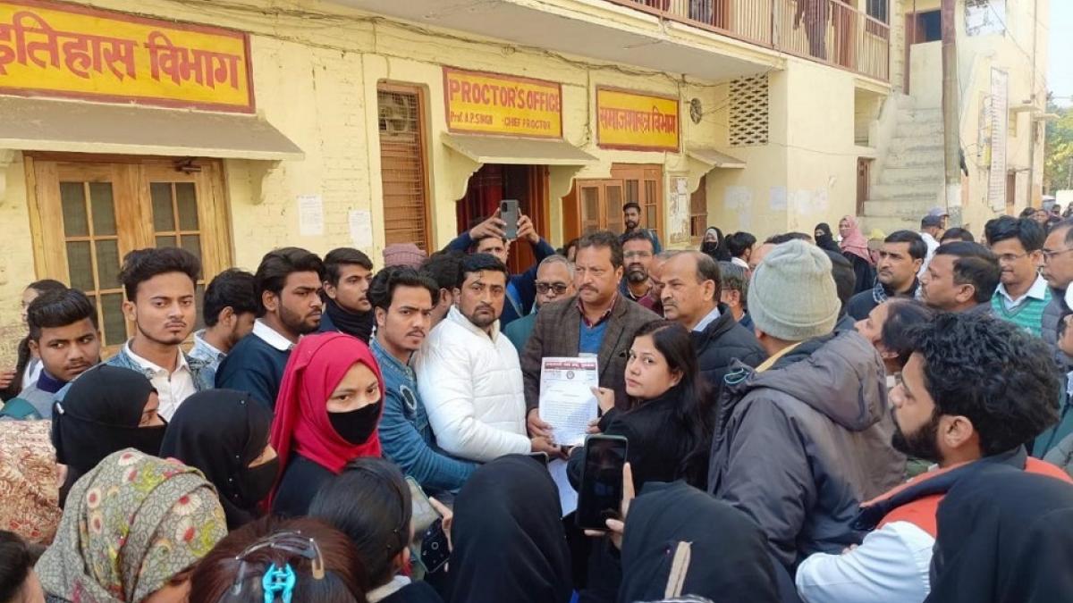 हिंदू कॉलेज में बुर्के को लेकर बवाल