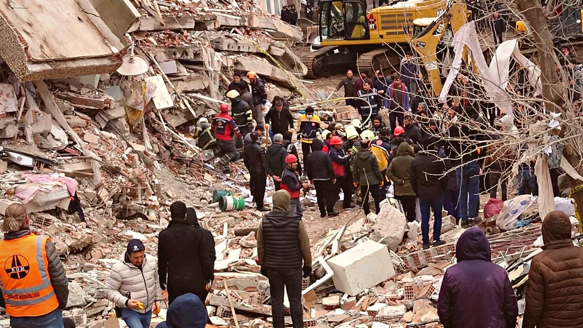 तुर्की में भूकंप से हजारों लोगों की मौत हो गई है
