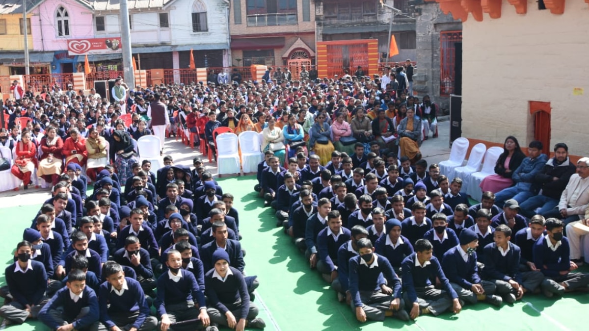  अल्मोड़ा में ABVP के कार्यक्रम में सरकारी स्कूल के बच्चे शामिल हुए. (फोटो- ट्विटर)