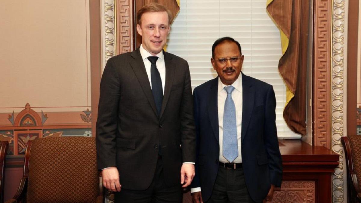 व्हाइट हाउस में अमेरिकी सुरक्षा सलाहकार जेक सुलिवन और उनके भारतीय समकक्ष अजीत डोभाल (Photo-@Jakesullivan46/Twitter)