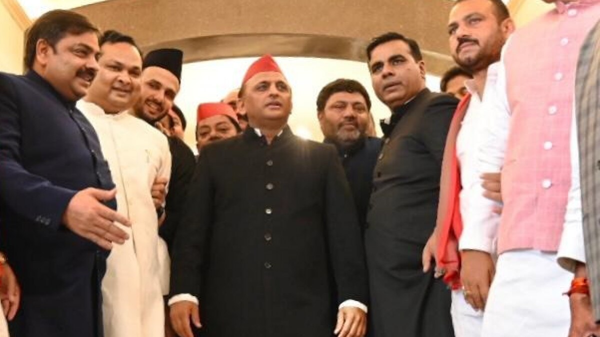 शेरवानी पहनकर सदन में पहुंचे अखिलेश यादव